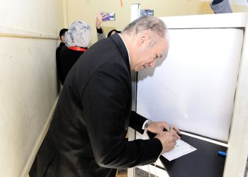 رئيس جامعة المنصورة يدلي بصوته في الانتخابات الرئاسية 2024