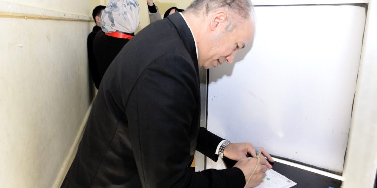 رئيس جامعة المنصورة يدلي بصوته في الانتخابات الرئاسية 2024