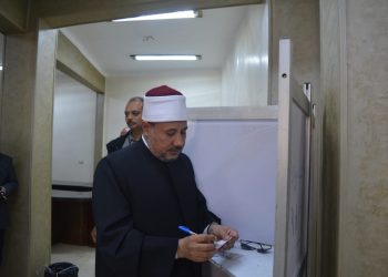 نائب رئيس جامعة الأزهر يدلي بصوته في الانتخابات الرئاسية 2024