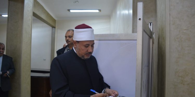 نائب رئيس جامعة الأزهر يدلي بصوته في الانتخابات الرئاسية 2024