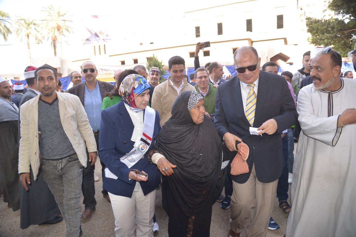 في لفتة انسانية .. محافظ أسيوط يصطحب سيدة مسنة للإدلاء بصوتها بالانتخابات الرئاسية 3