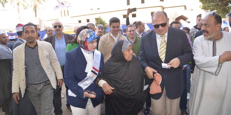 في لفتة انسانية .. محافظ أسيوط يصطحب سيدة مسنة للإدلاء بصوتها بالانتخابات الرئاسية