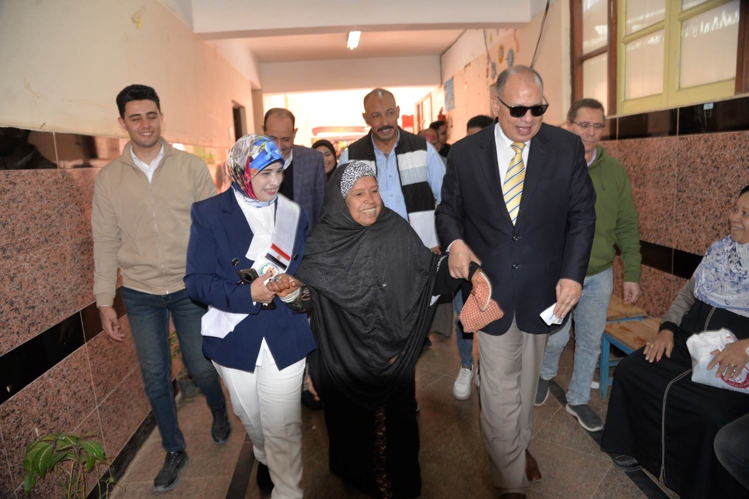 في لفتة انسانية .. محافظ أسيوط يصطحب سيدة مسنة للإدلاء بصوتها بالانتخابات الرئاسية 1