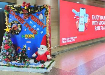اشجار الكريسماس تستقبل المسافرين في المطارات المصرية