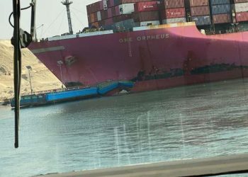 التفاصيل الكاملة لـ توقف الملاحة في قناة السويس بسبب اصطدام سفينة حاويات بـ كوبري 3
