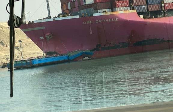 التفاصيل الكاملة لـ توقف الملاحة في قناة السويس بسبب اصطدام سفينة حاويات بـ كوبري 1