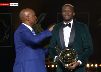 متفوقا على صلاح.. أوسيمين يتوج بجائزة أفضل لاعب في إفريقيا لعام 2023 1