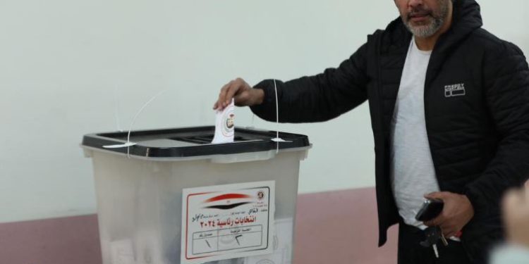 عمرو مصطفى يدلي بصوته في الإنتخابات الرئاسية 1