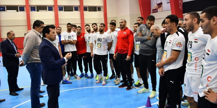 وزير الرياضة يحضر تدريب منتخب مصر لكرة اليد قبل انطلاق كأس الأمم الإفريقية 1