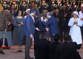 الرئيس السيسي يقبل رأس سميحة أيوب والأخيرة: شكرا يا عزيز مصر