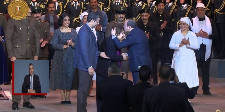 الرئيس السيسي يقبل رأس سميحة أيوب والأخيرة: شكرا يا عزيز مصر