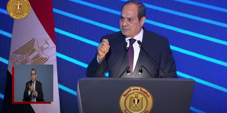 السيسي لـ المصريين: كل حاجة تهون إلا بلدنا