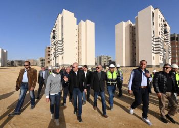 وزير الإسكان يتفقد وحدات "سكن لكل المصريين "بمدينة السويس الجديدة 6