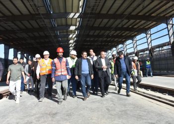 وزير النقل يتفقد مسار الخط الأول من مشروع القطار الكهربائي السريع 8