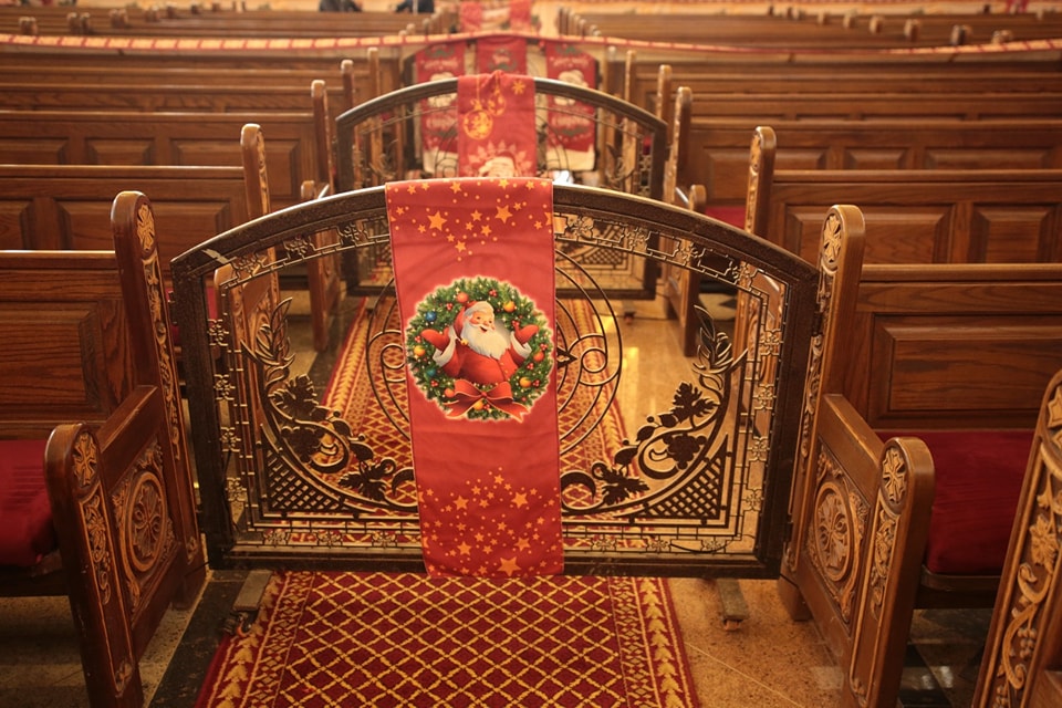 بالصور.. كاتدرائية ميلاد المسيح بالعاصمة الإدارية تتزين بالورود استعدادًا لقداس عيد الميلاد المجيد 7