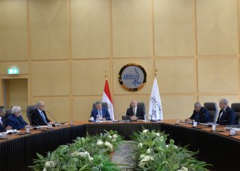 وزير النقل يبحث مع رئيس هيئة قناة السويس سبل تنمية صناعة بناء وإصلاح السفن في مصر 6