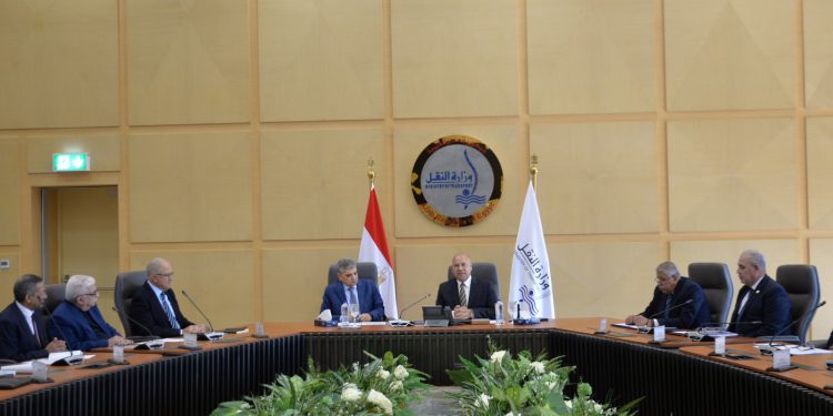 وزير النقل يبحث مع رئيس هيئة قناة السويس سبل تنمية صناعة بناء وإصلاح السفن في مصر 1