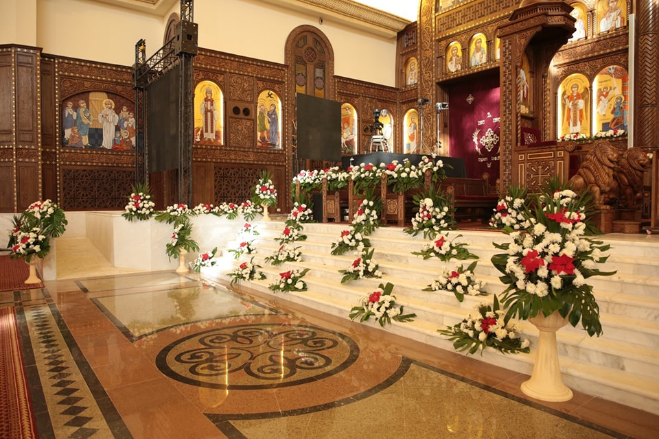 بالصور.. كاتدرائية ميلاد المسيح بالعاصمة الإدارية تتزين بالورود استعدادًا لقداس عيد الميلاد المجيد 2