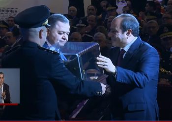 وزير الداخلية يقدم هدية تذكارية للرئيس السيسى خلال حفل عيد الشرطة