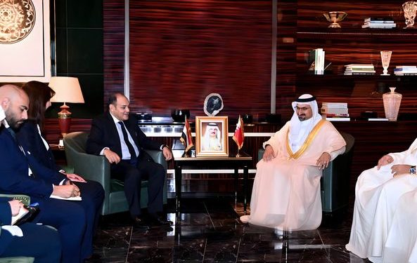 وزير الصناعة يعقد جلسة مباحثات مع نظيره البحريني لبحث سبل تنمية التعاون