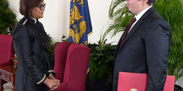 السفير كريم أمين يقدم أوراق اعتماده لـ رئيسة جمهورية ترينداد وتوباجو 1