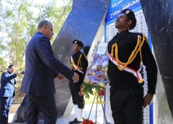 محافظ سوهاج ومدير الأمن يضعان أكاليل الزهور على النصب التذكاري لشهداء الشرطة