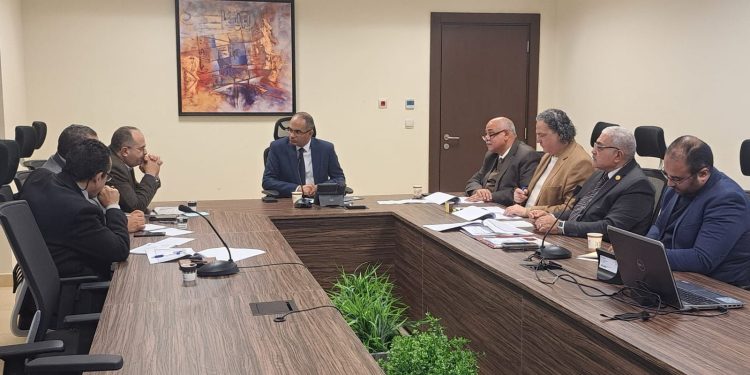 نائب وزير الإسكان يناقش مع رئيس شركة المقاولون العرب فرص التعاون المستقبلية 1