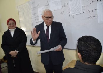 محافظ بورسعيد يتفقد سير وانتظام امتحانات الشهادة الإعدادية 1