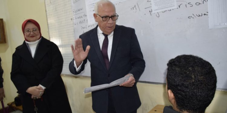محافظ بورسعيد يتفقد سير وانتظام امتحانات الشهادة الإعدادية 1