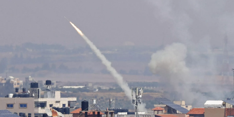 حزب الله يعلن قصف إسرائيل بعشرات الصواريخ ردا على اغتيال صالح العاروي 1