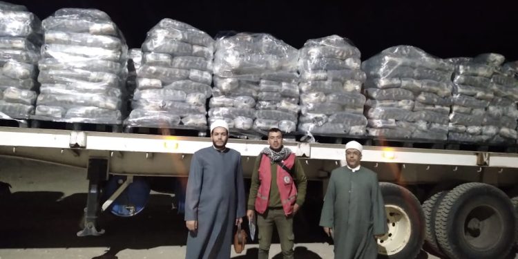 تسليم 20 طن سلع غذائية من وزارة الأوقاف لأهالي غزة