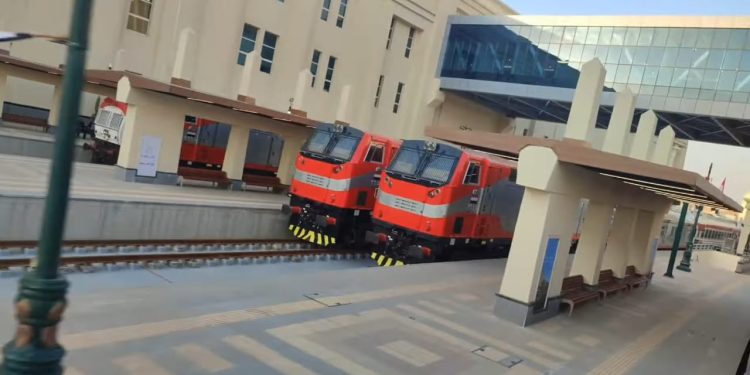 السكة الحديد تجرى اصطفافا للقطارات داخل محطة صعيد مصر الجديدة تمهيدا لتشغيلها 1