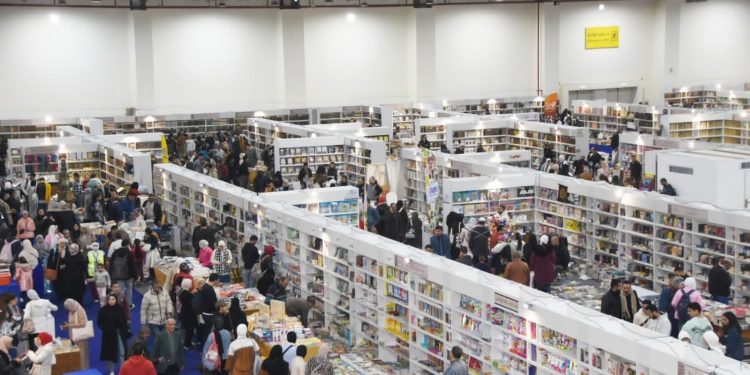 معرض القاهرة الدولي للكتاب يحقق رقم قياسي ويتخطى المليون زائر خلال 3 أيام 1