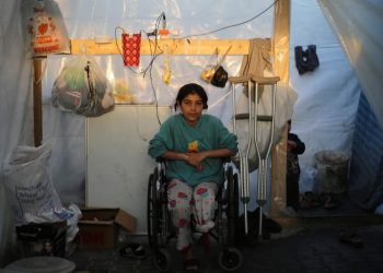 طفلة فلسطينية: "قُتلت عائلتي وبُترت ساقي" لعدم توفر العلاج  6