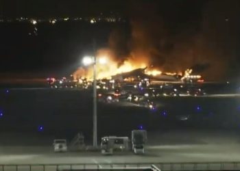 إجلاء 379 راكبا من الطائرة المشتعلة في مطار هانيدا الياباني