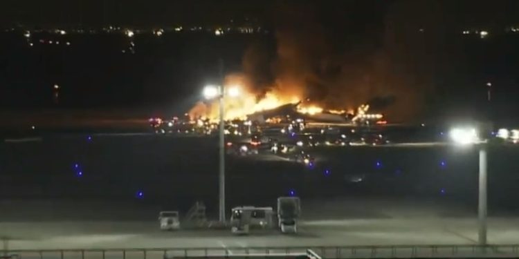 إجلاء 379 راكبا من الطائرة المشتعلة في مطار هانيدا الياباني