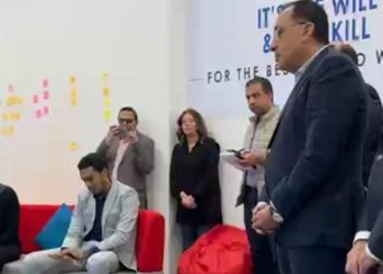 رئيس الحكومة يستمع لشرح شباب حول إطلاق مركز مصر الرقمية بـ أسوان
