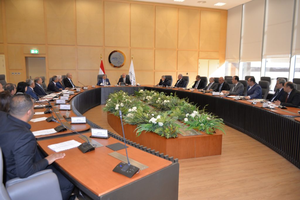 وزير النقل يبحث مع رئيس هيئة قناة السويس سبل تنمية صناعة بناء وإصلاح السفن في مصر 2