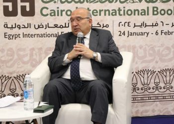السفير المصري بالنرويج عمرو رمضان يروي ذكرياته الدبلوماسية في معرض الكتاب 4