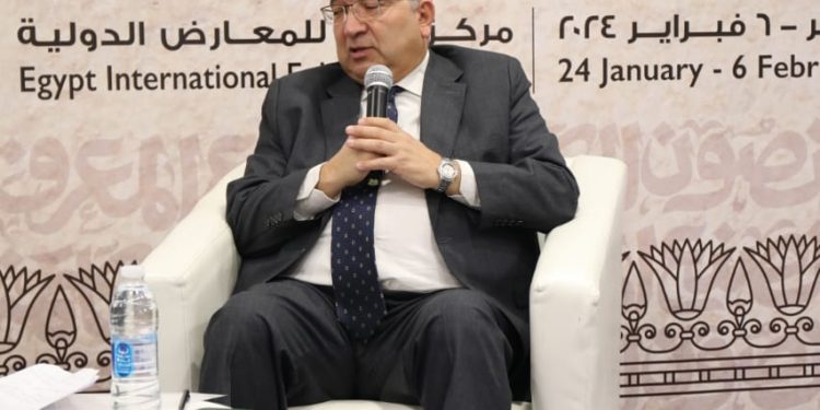 السفير المصري بالنرويج عمرو رمضان يروي ذكرياته الدبلوماسية في معرض الكتاب 1