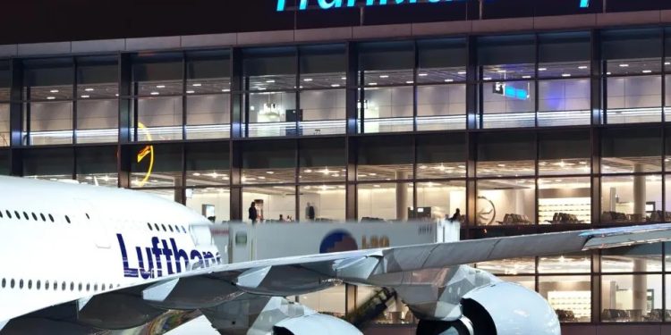 مطار فرانكفورت الألماني يلغي أكثر من نصف رحلاته بسبب التحذيرات من تساقط الجليد 1