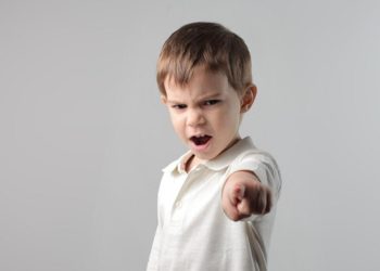 هل امنع طفلي من التعبير عن مشاعر الخوف والغضب والغيرة؟ 3