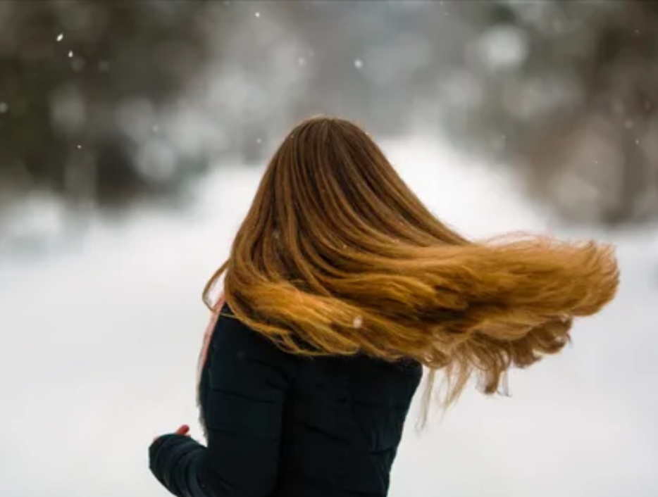 كيف تؤثر البرودة والرياح على الشعر في الشتاء؟ 2