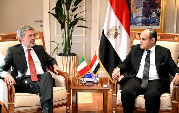 وزير التجارة والصناعة يبحث مع سفير إيطاليا بالقاهرة فرص تعزيز التعاون الاقتصادي بين البلدين (بيان) 1