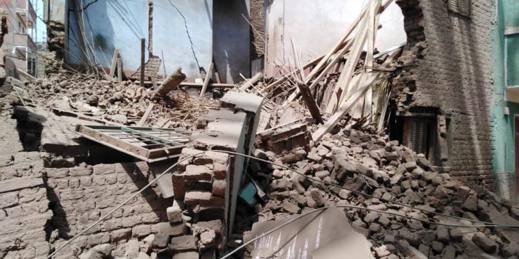 انهيار منزل قديم في مدينة نقادة بمحافظة قنا.. وإصابة 7 أشخاص 1