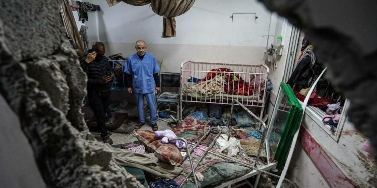 صحة غزة : مجمع ناصر الطبي يتعرض لشظايا تهدد حياة المرضى 1