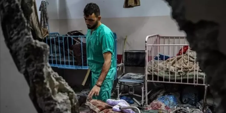 الصحة الفلسطينية: مجمع ناصر يتعرض لكارثتين صحية وإنسانية نتيجة الحصار الإسرائيلي