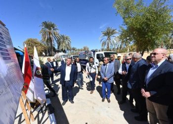 وزير الإسكان ومحافظ الوادي الجديد يتفقدان محطة مياه 30 يونيو