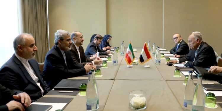 وزير الخارجية يلتقي بنظيره الإيراني على هامش اجتماعات مجلس حقوق الإنسان بجنيف