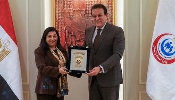 وزير الصحة يكرم الدكتورة نعيمة القصير ويهديها درع الوزارة تقديرا لجهودها